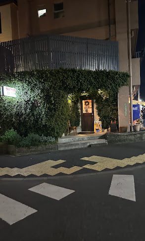通りから見た店